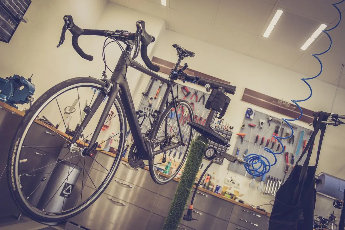 整備スタンドの自転車と工具の壁