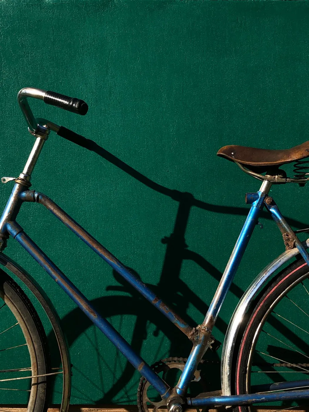 整備した青いクラシック自転車