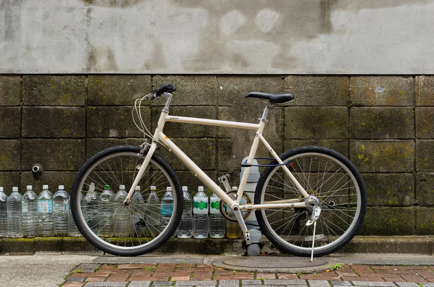 石垣の前にとめた自転車