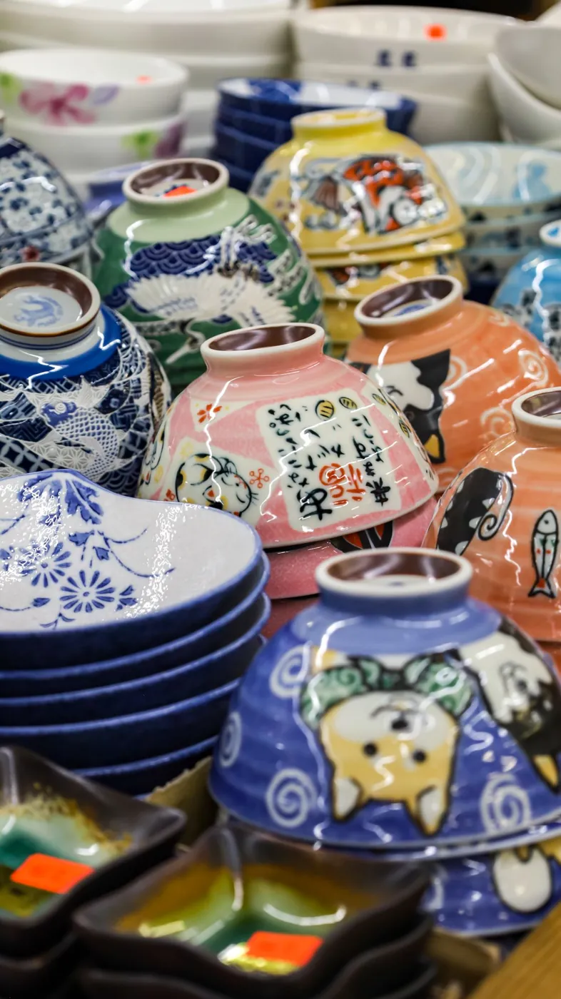 絵付けされた和食器の器を並べた販売台