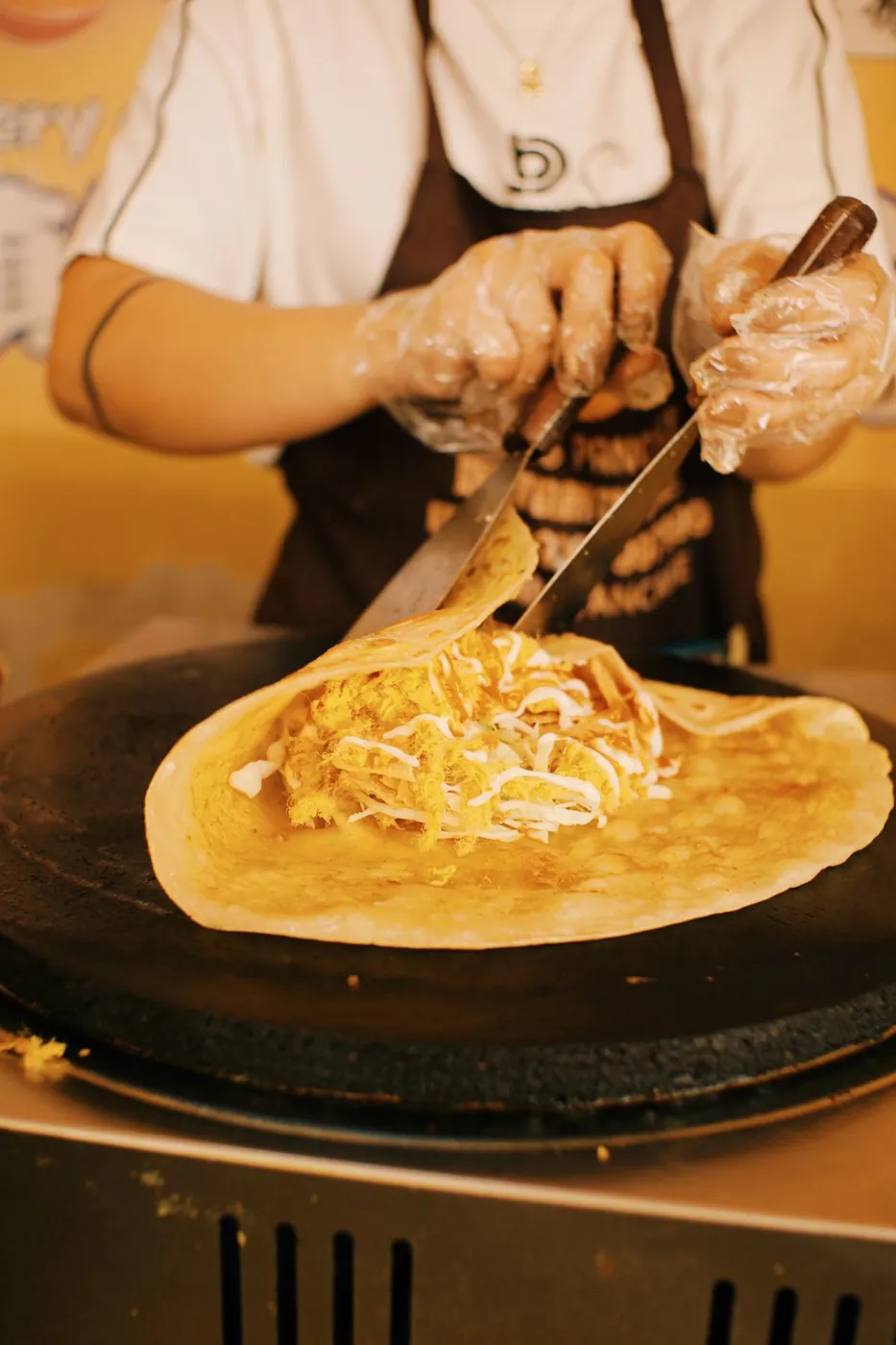 屋台でクレープを焼いている手元
