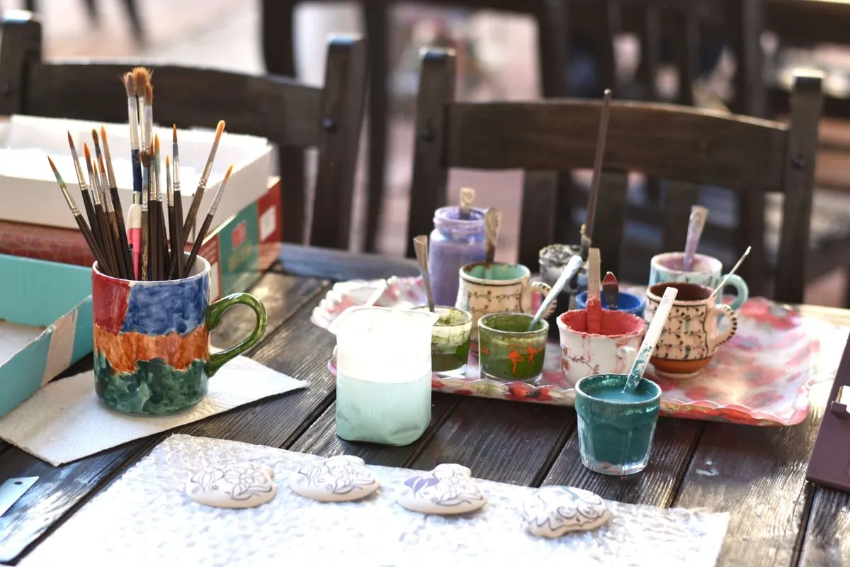 陶器の絵付けに使う筆と絵の具を並べた作業台