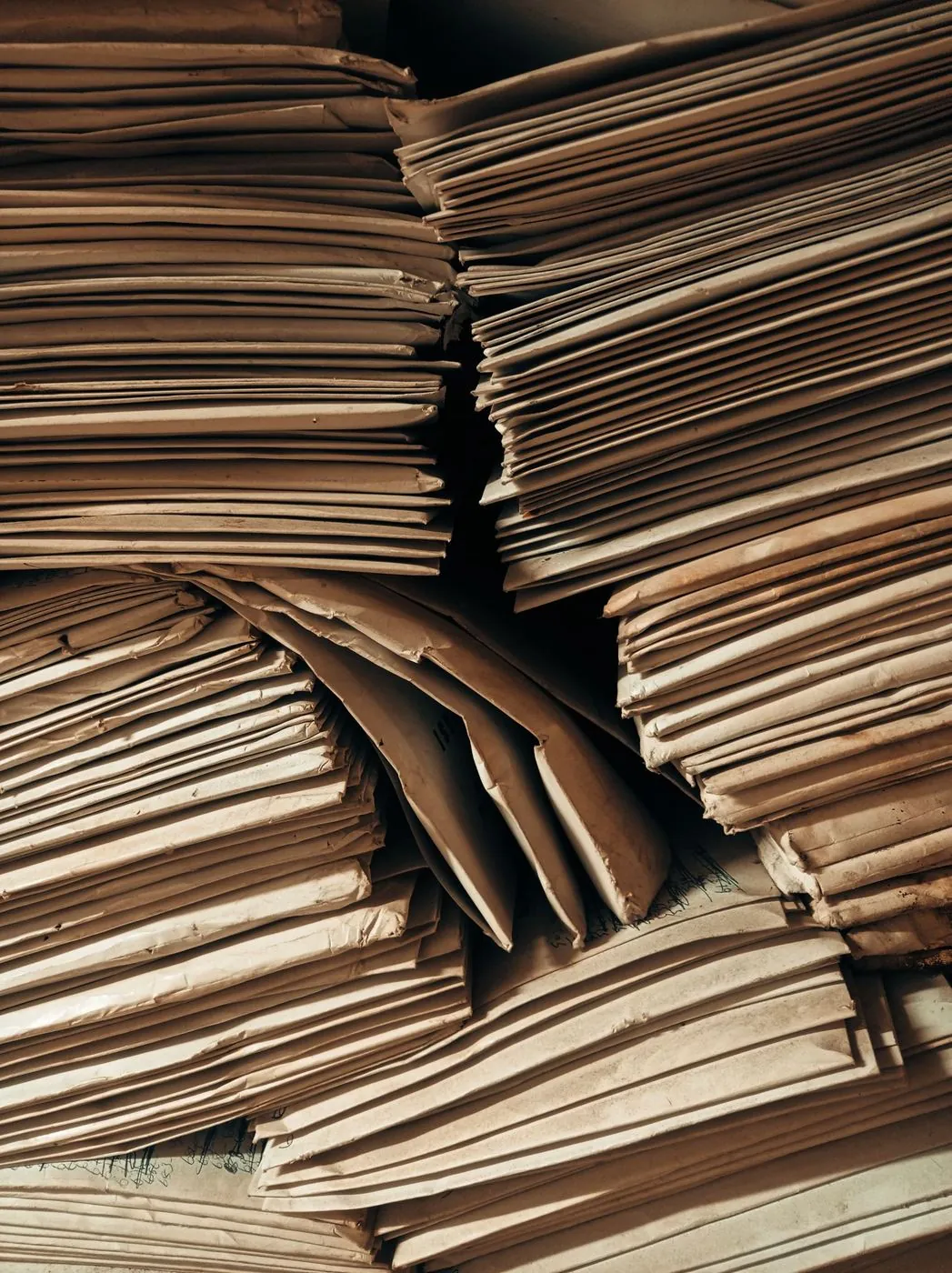 古い書類をまとめて保管した封筒の束