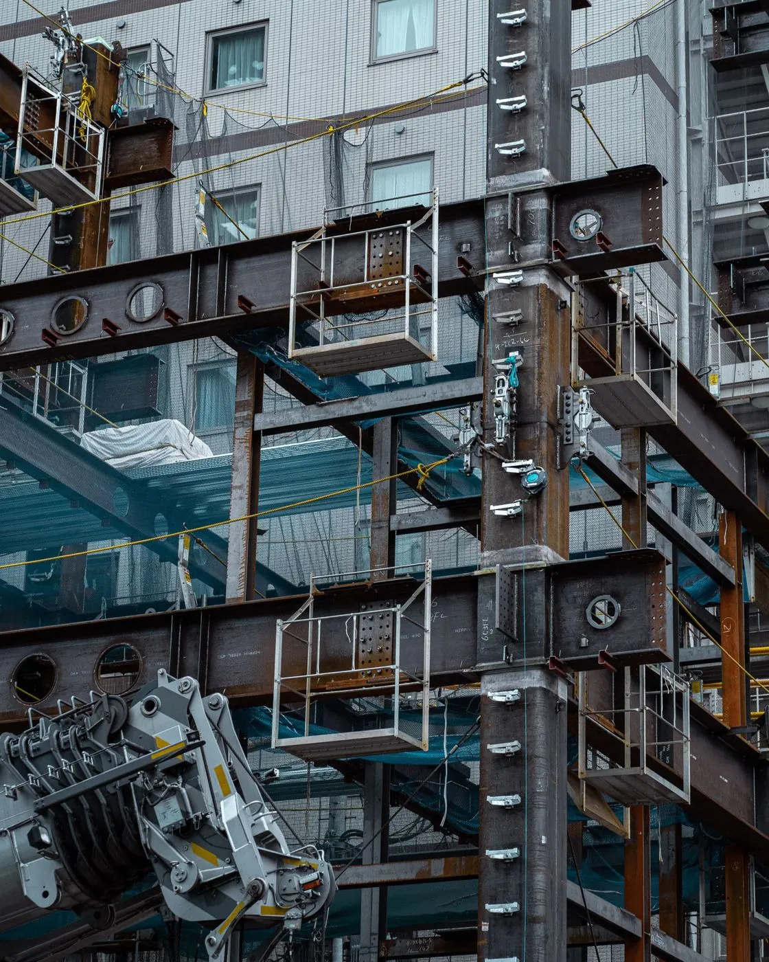 鉄骨を組み上げている建設現場