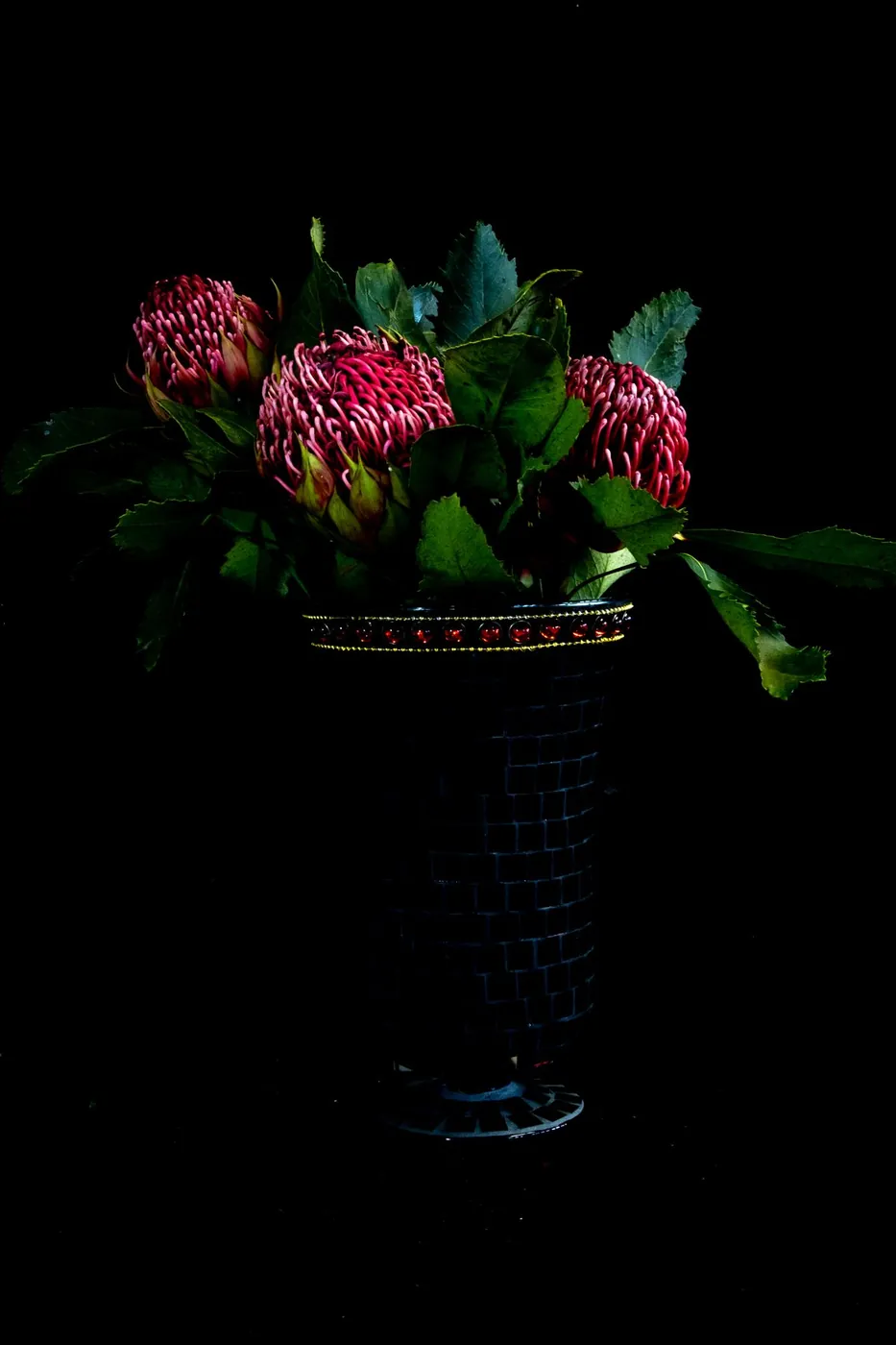 濃い赤の大ぶりの花のアレンジ