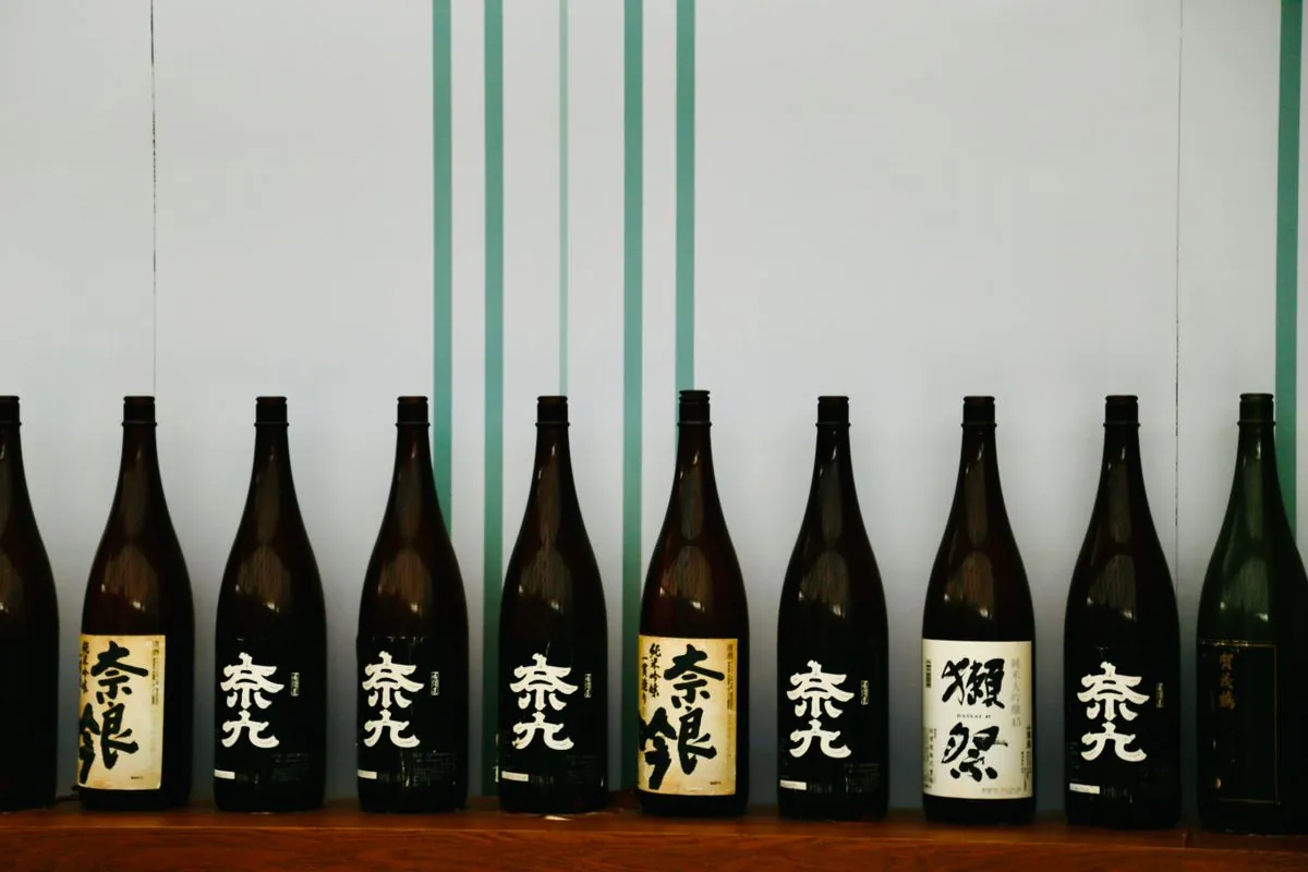 一升瓶の並ぶ棚