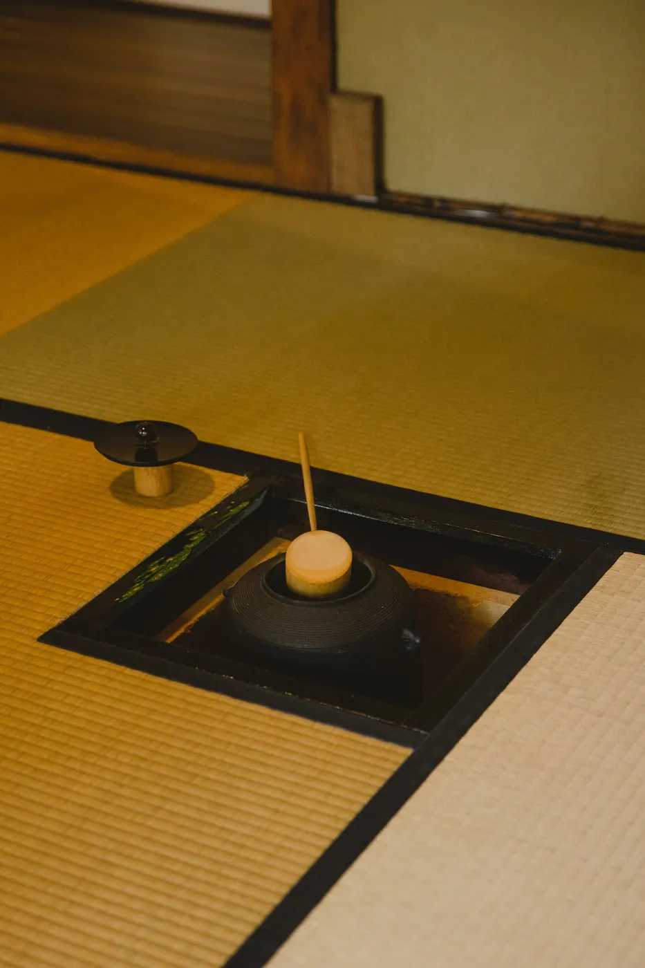 炉に掛けた鉄釜と柄杓
