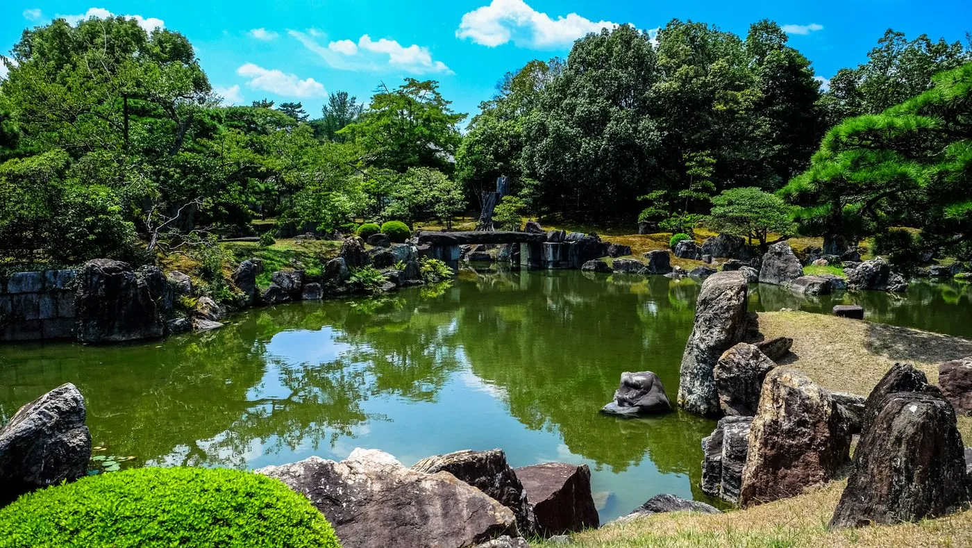 池のある回遊式の庭（サンプル事例）