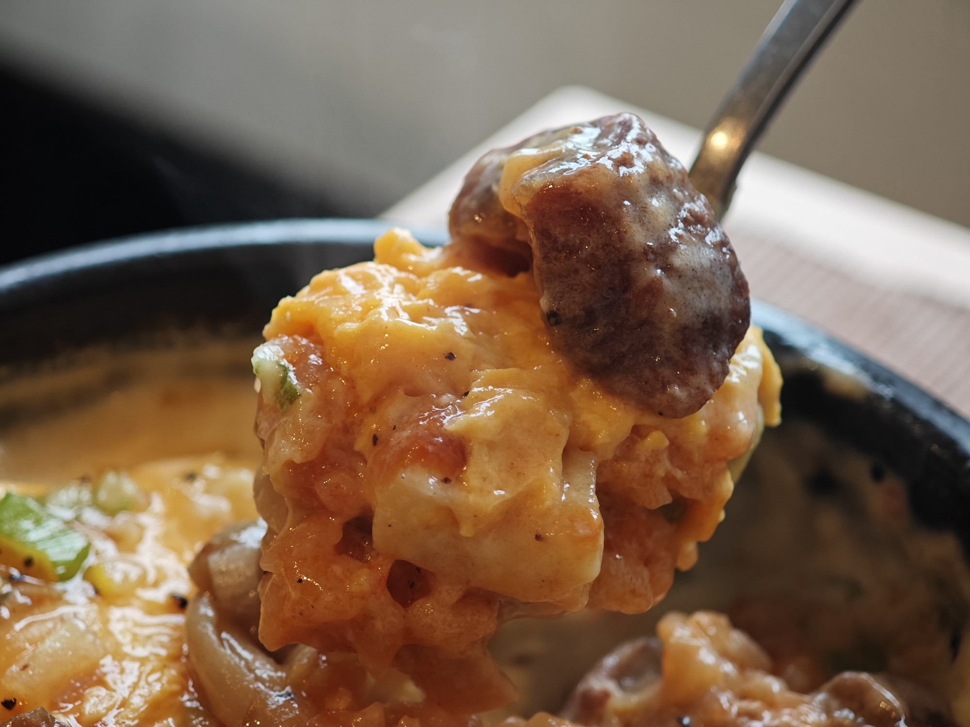 牛スジネギ塩の石焼きオムライスをすくった一口