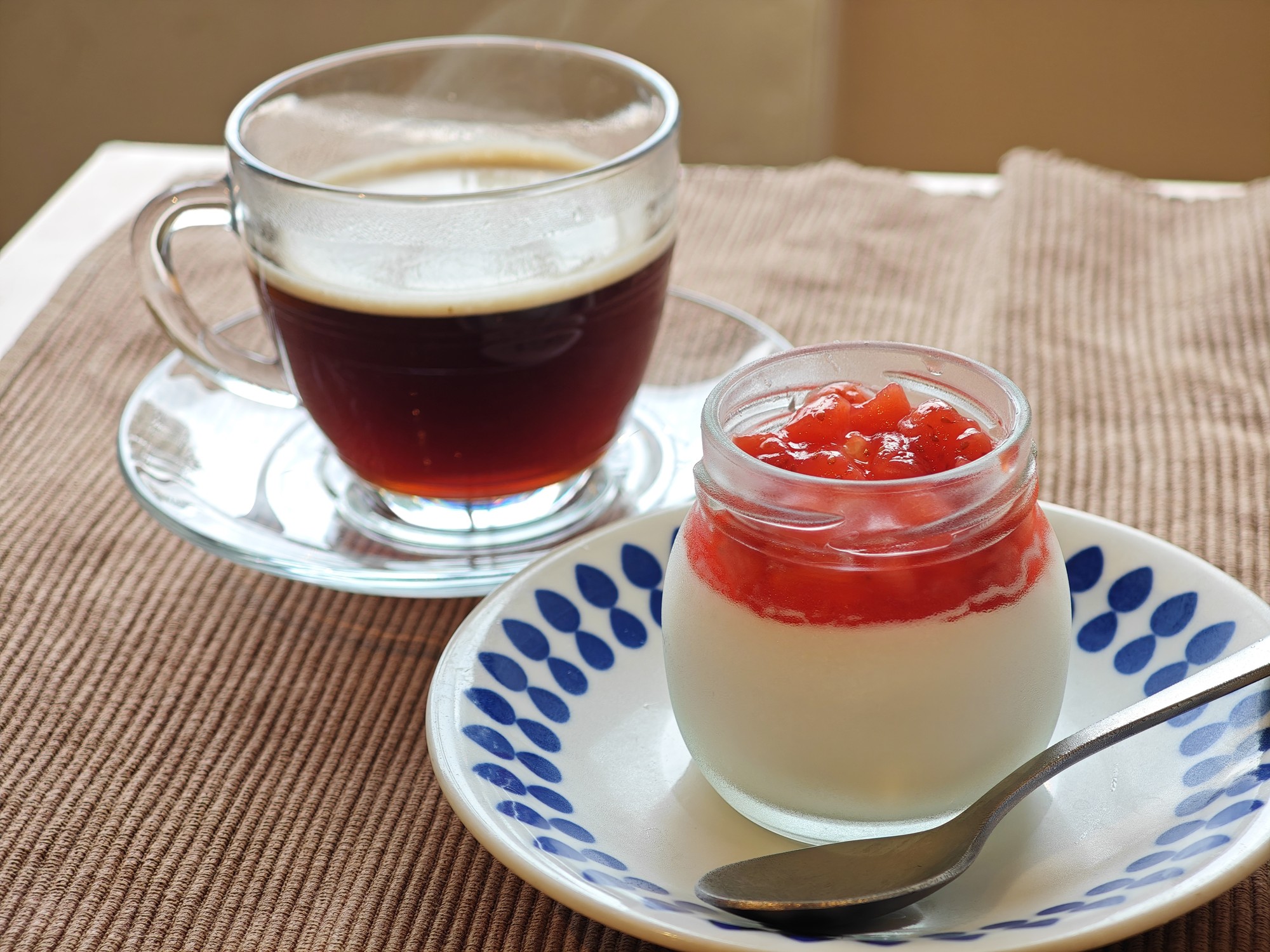 追加のホットコーヒーとミックスベリーのパンナコッタ