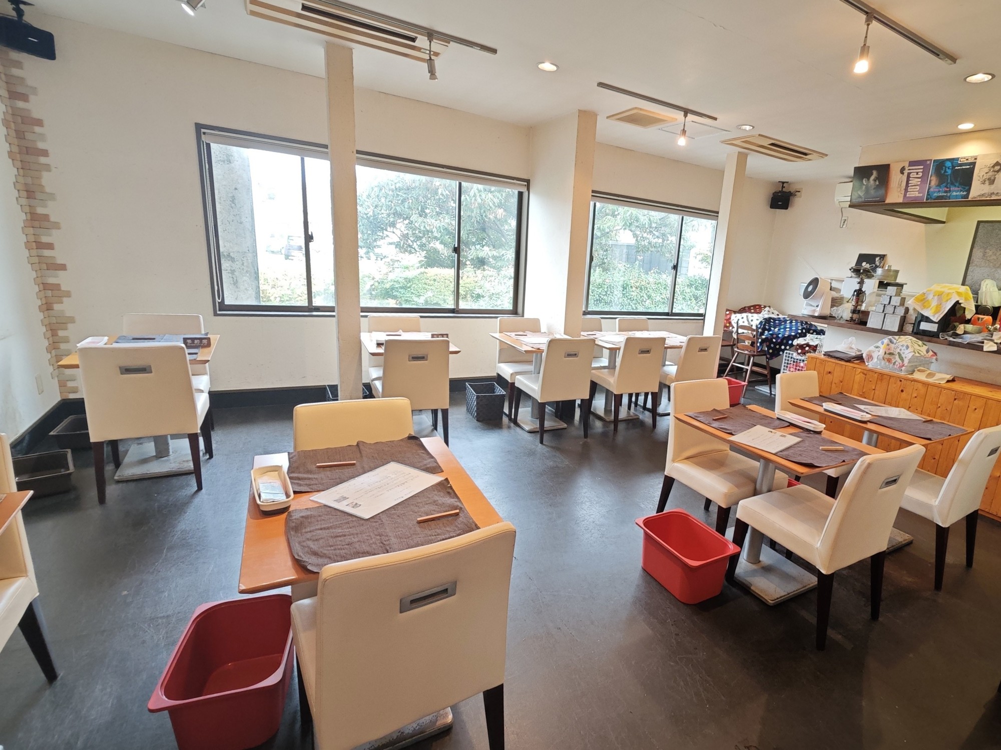洋食day'sの窓がある店内とテーブル席