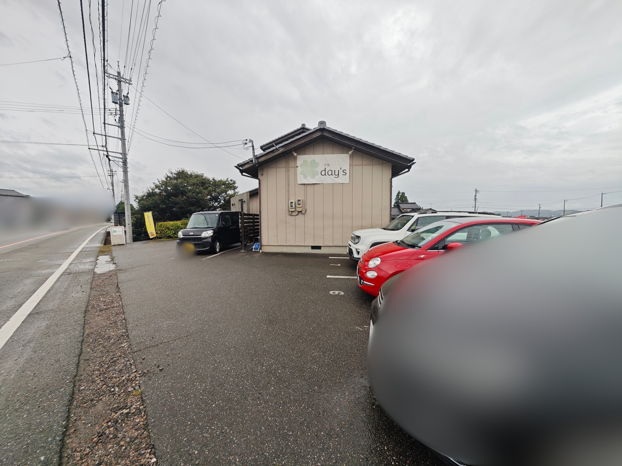 道路側から見た洋食day'sの駐車場