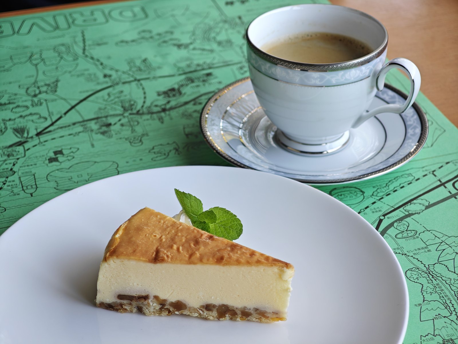 チーズケーキとホットコーヒーのケーキセット