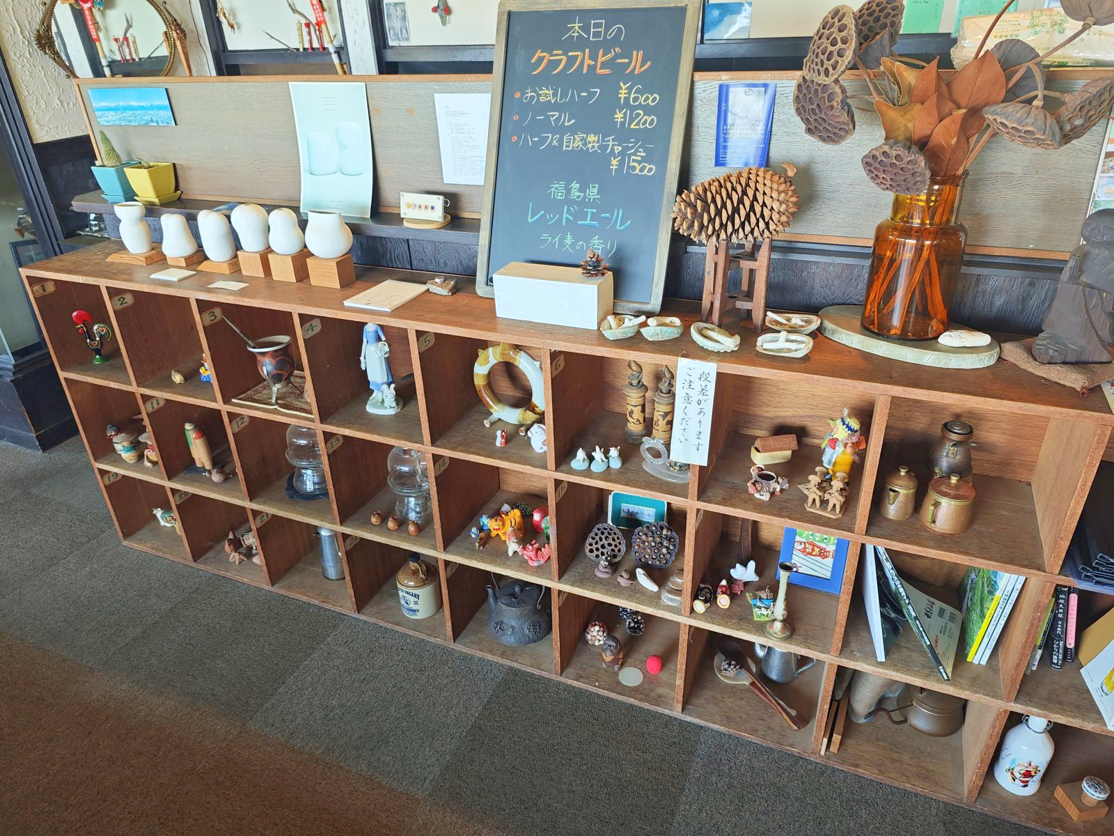 入口の棚に並ぶ雑貨