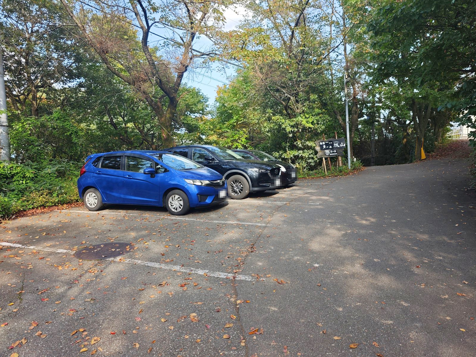 山道をのぼった先の1つ目の駐車場