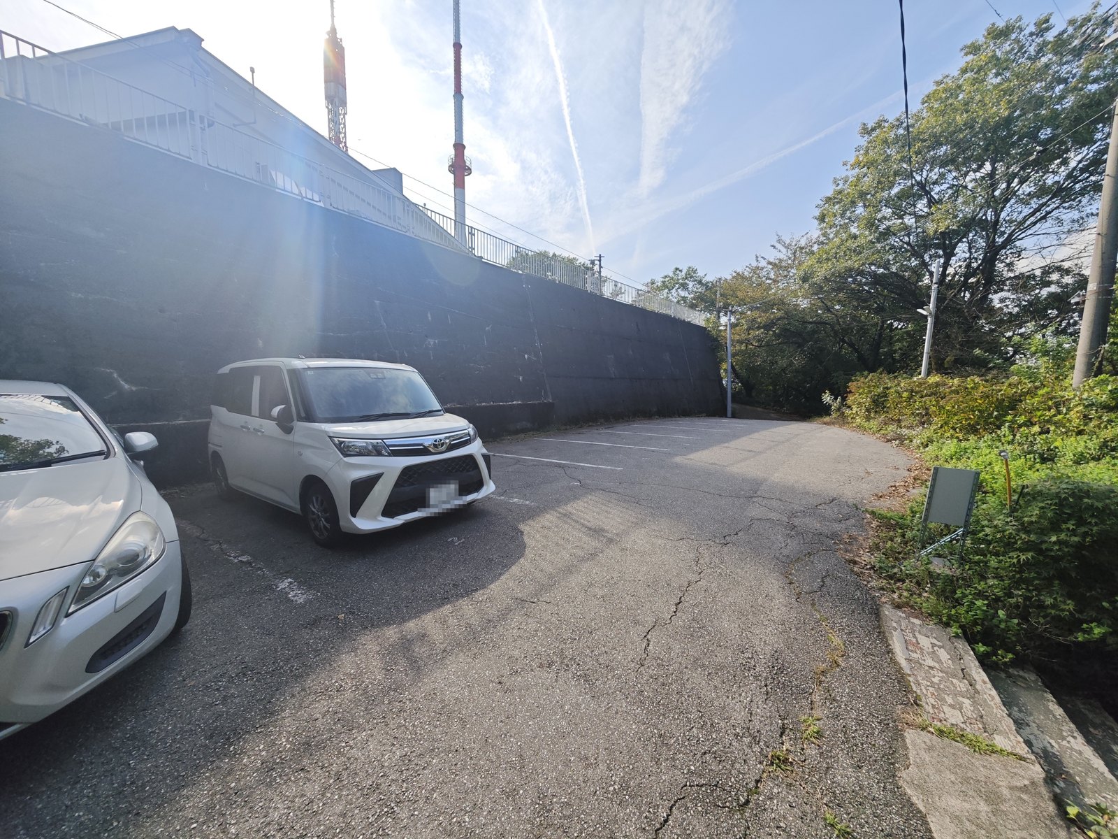 テレビ塔のそばの駐車場