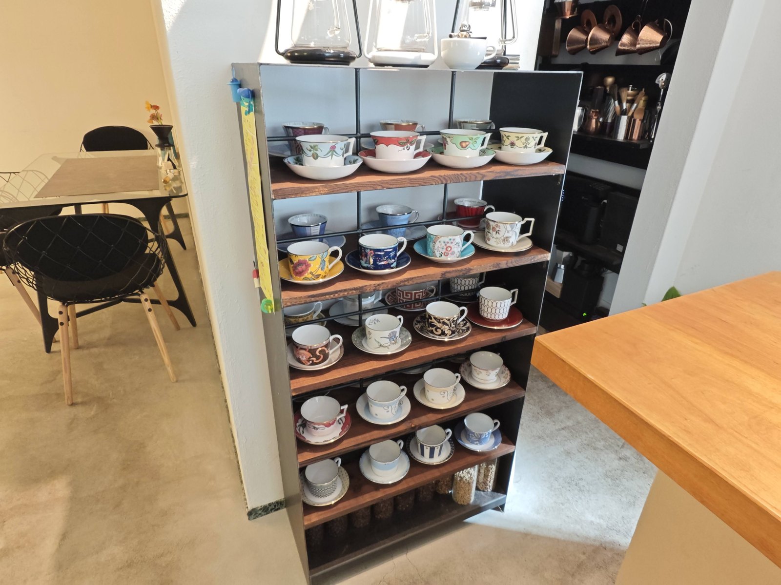 Cafe ri-riの棚に並ぶコーヒーカップ