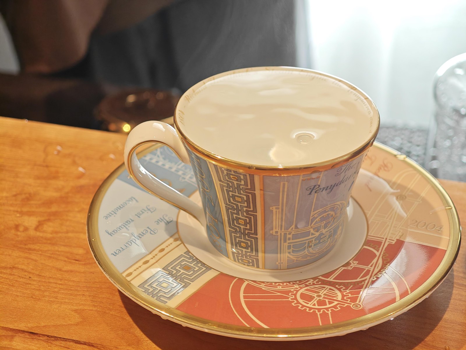 ウェッジウッドのカップに入ったホットコーヒー