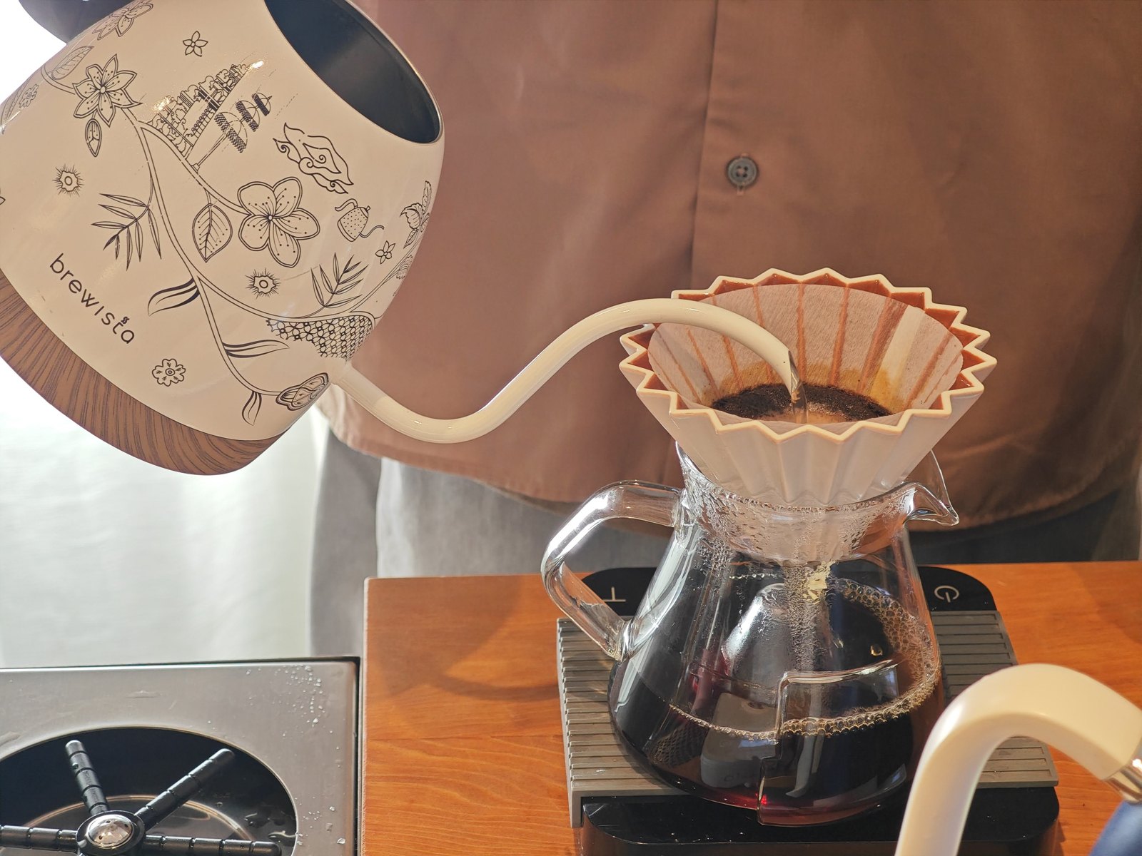 ハンドドリップでコーヒーを淹れているところ