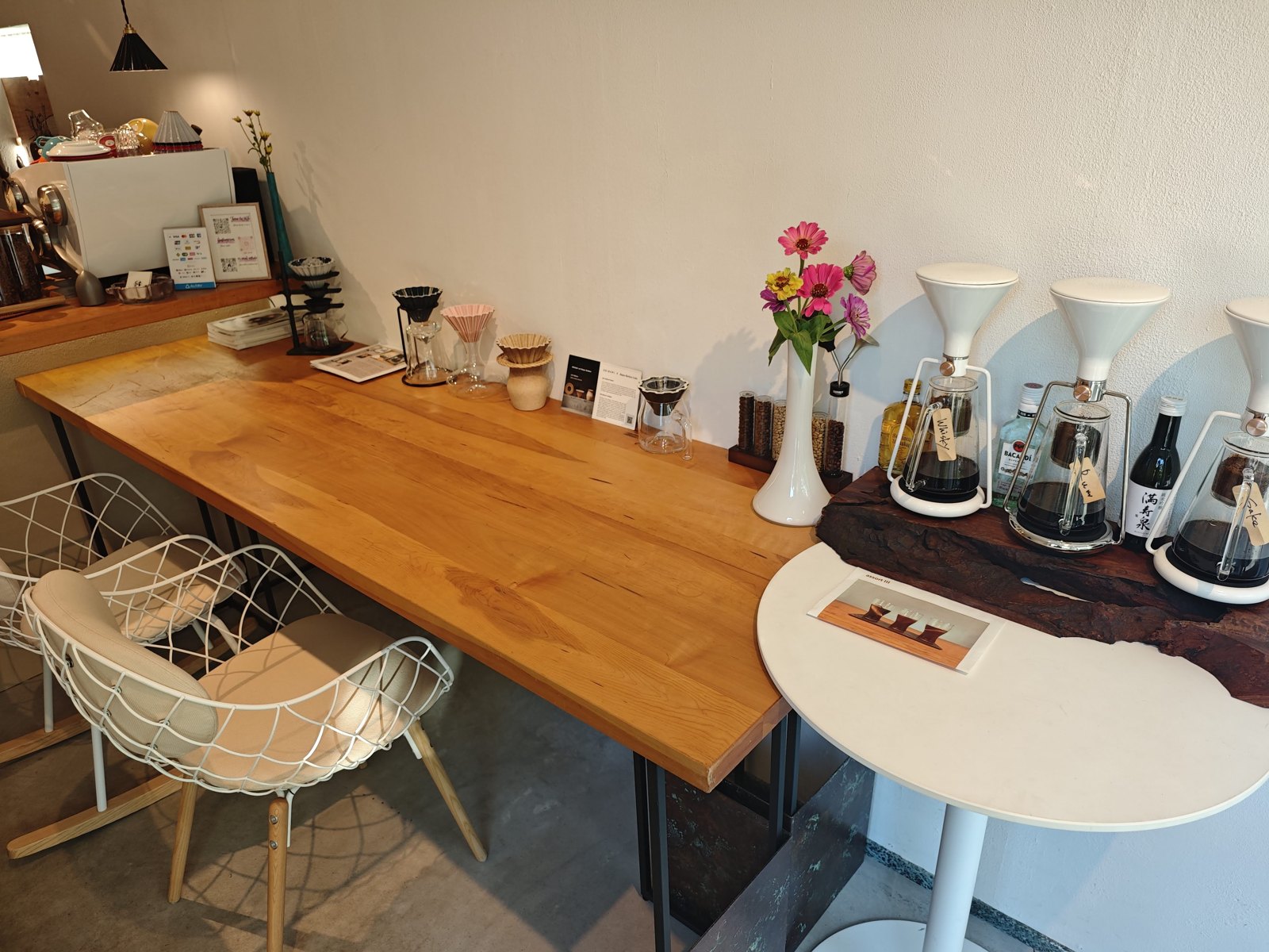 Cafe ri-riのカウンター席とコールドブリューの器具