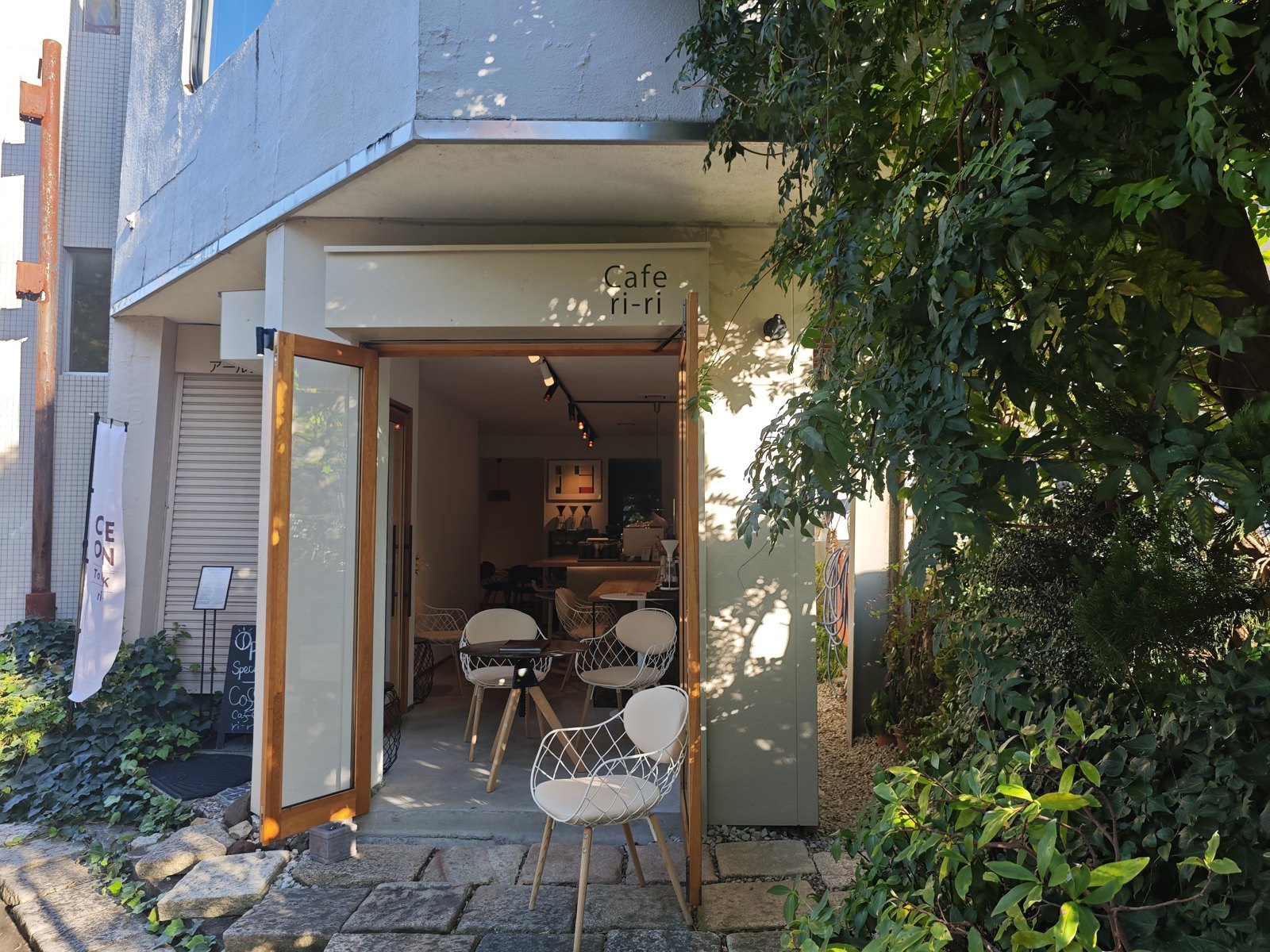 Cafe ri-riの外観と入口