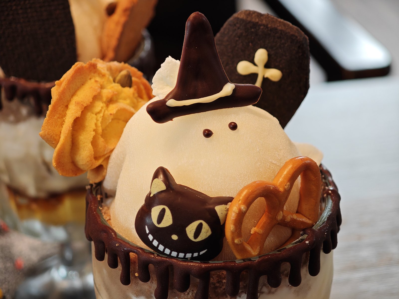 ハロウィンパフェのおばけと黒ねこ