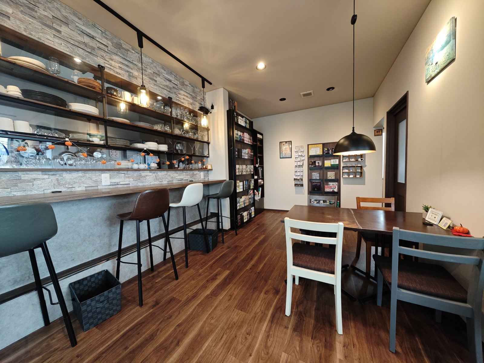 cafe spielの店内のカウンターとテーブル席