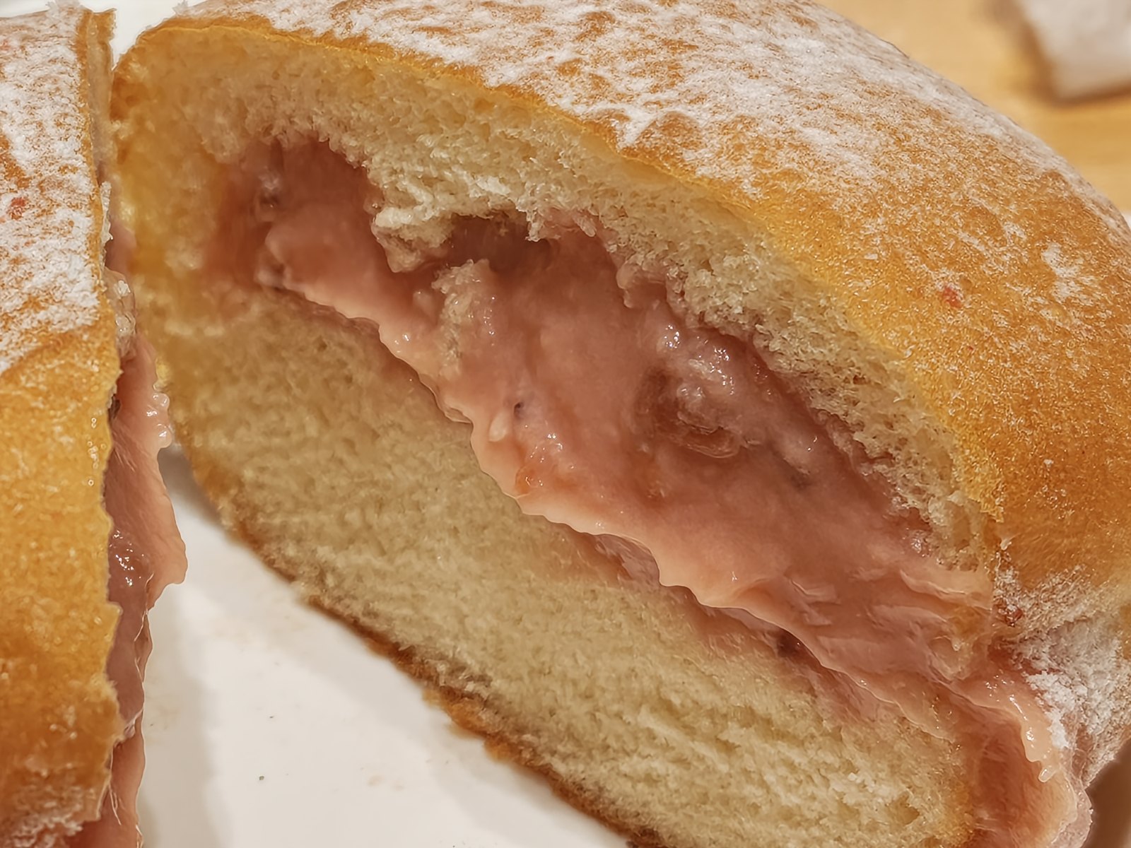 つぶつぶいちごの断面(いちごのクリーム)