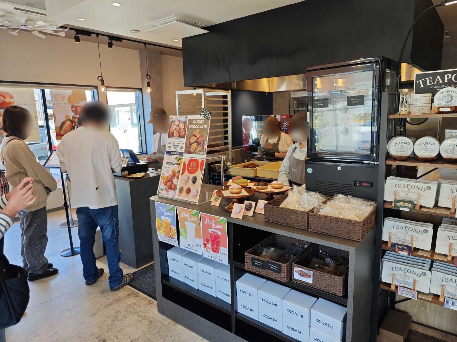 遅刻でドーナツ 富山店の店内とレジカウンター