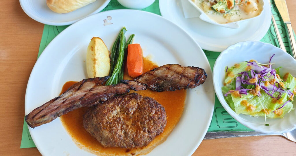 自家製ベーコンとハンバーグのスペシャルランチ