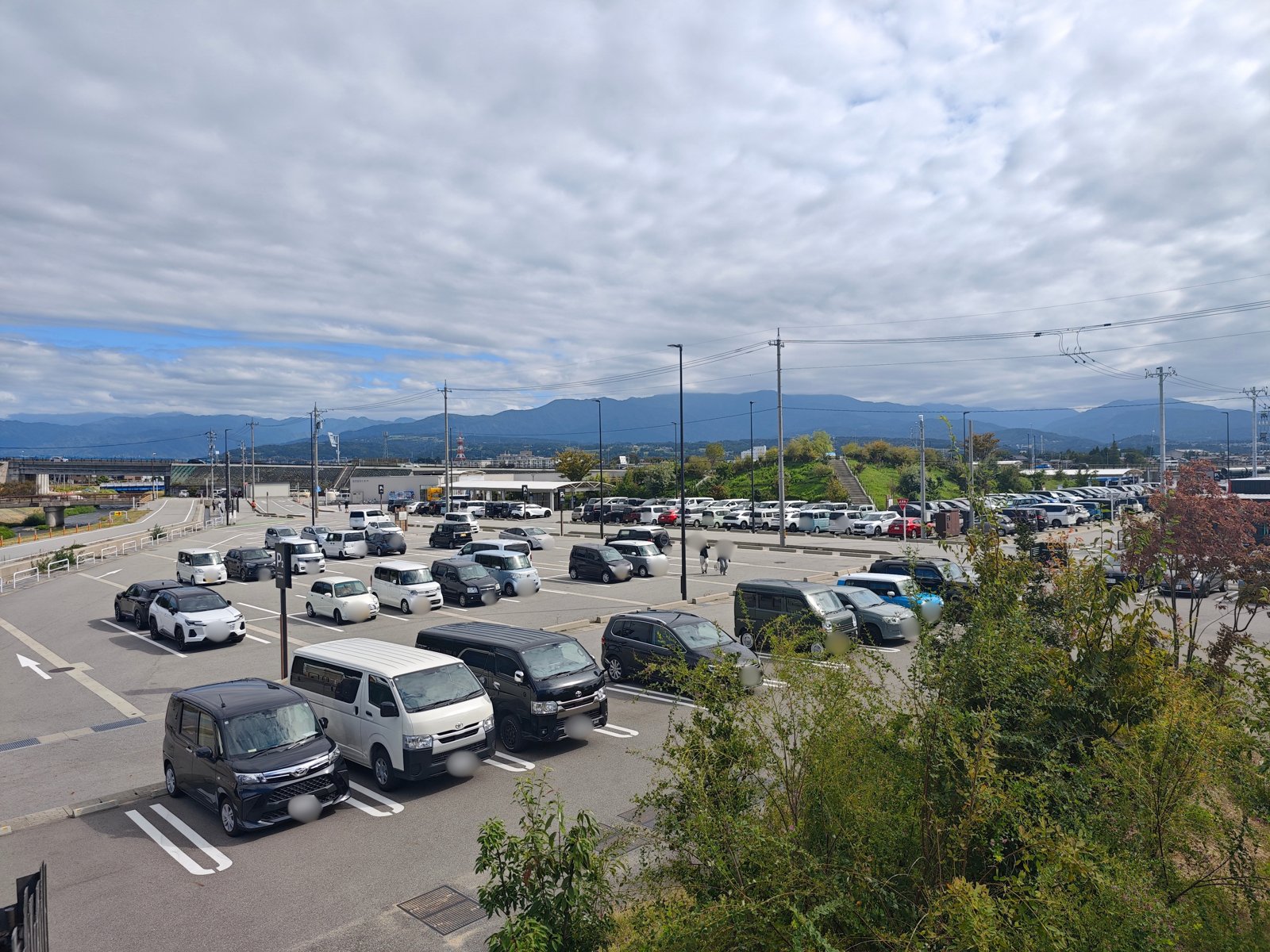 湯屋FUROBAKKAの駐車場と山並み
