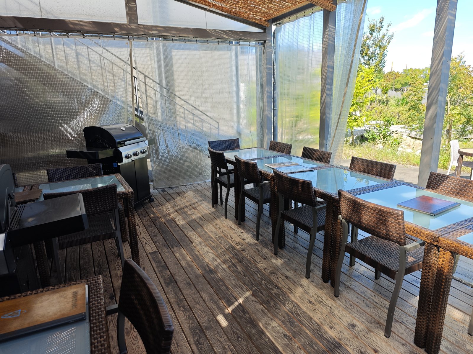 まきば食堂の屋根つきテラス席とBBQグリル