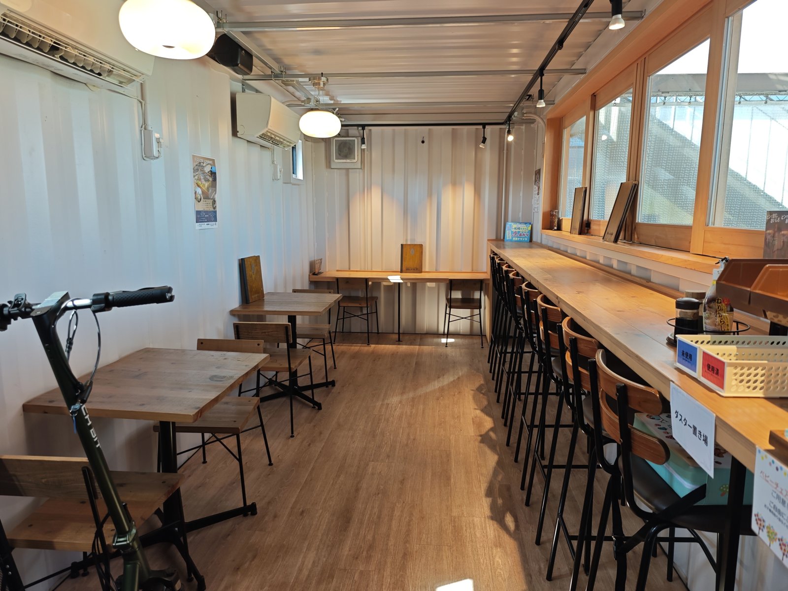 まきば食堂の店内のカウンター席とテーブル席
