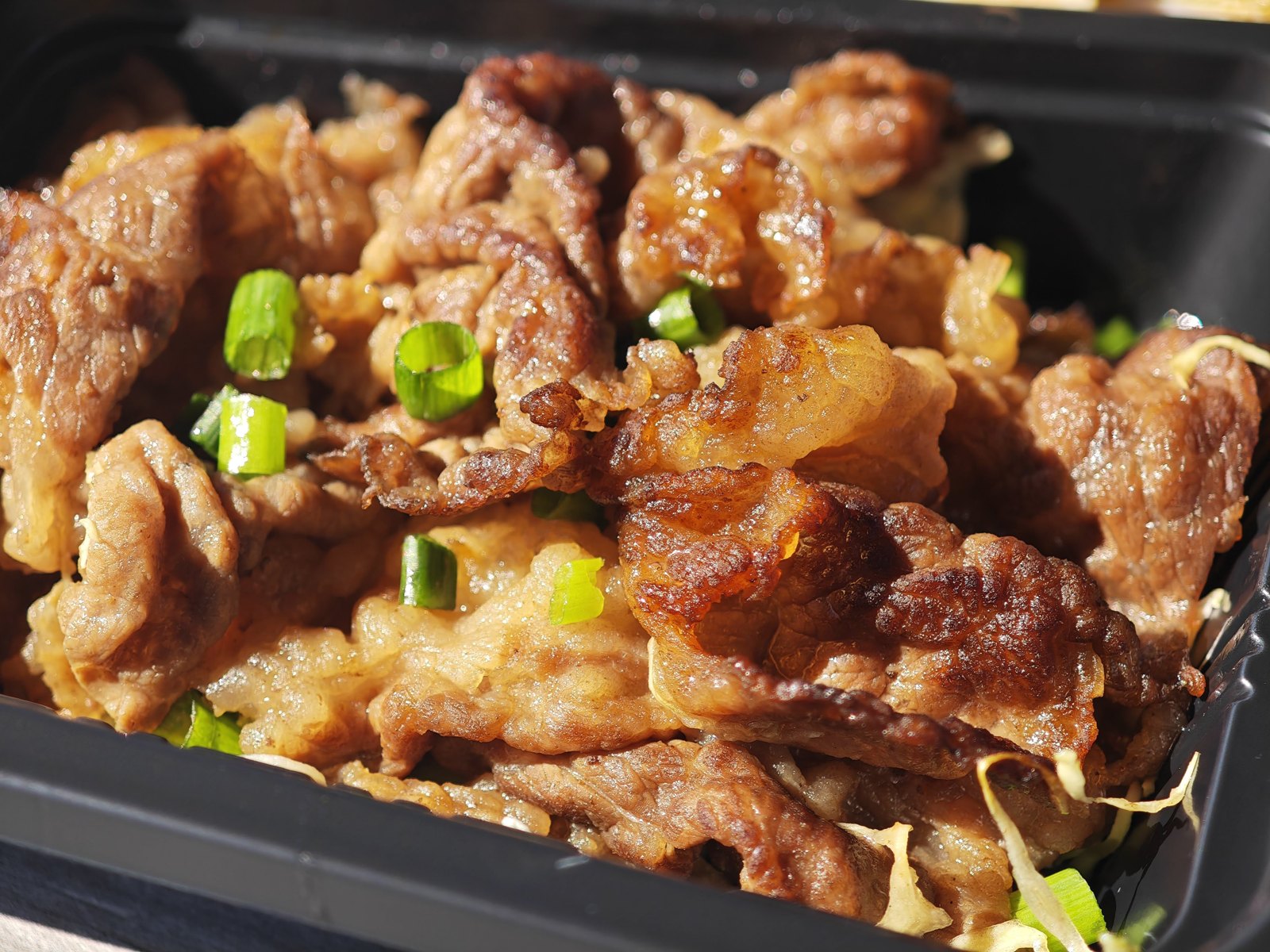 黒毛和牛の焼肉とキャベツ