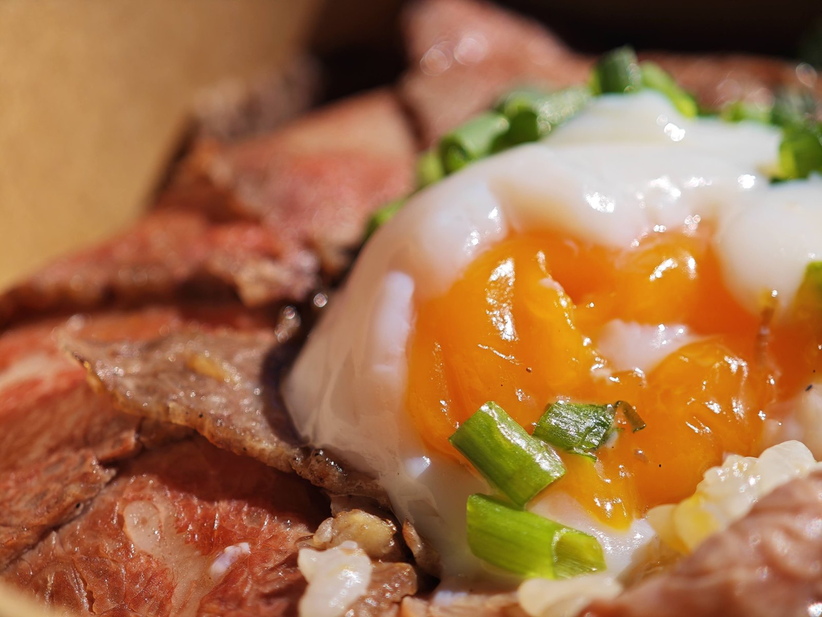 ローストビーフ丼の温泉卵を割ったところ