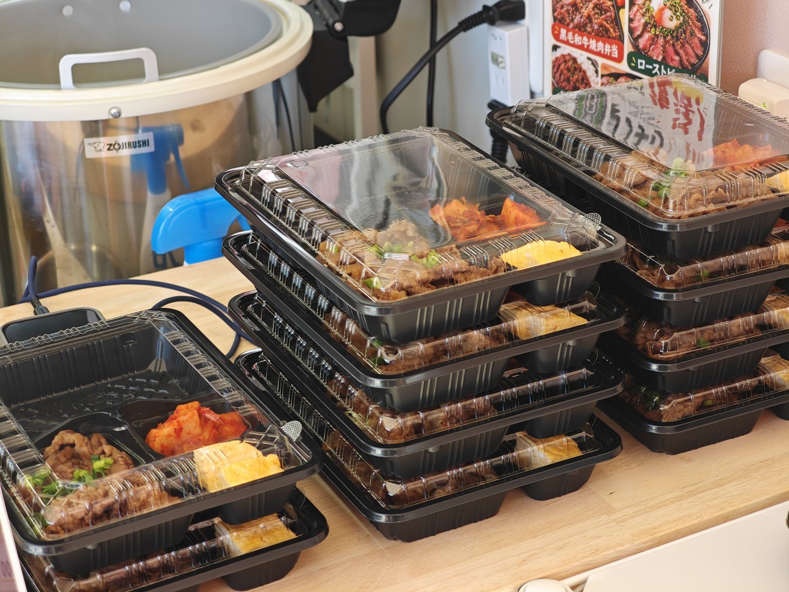 カウンターに並ぶ焼肉弁当
