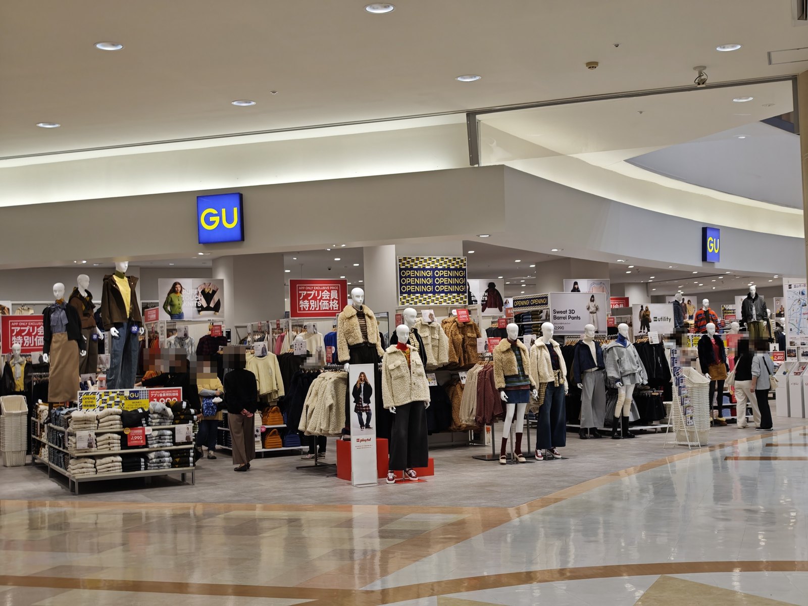 GU 富山ファボーレ店の入口と店内（ファボーレ本館1階）
