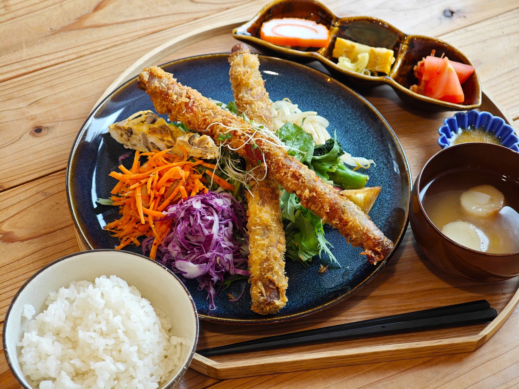 ごぼうの肉巻きと野菜たっぷりのKEseRAプレート、ごはんと味噌汁