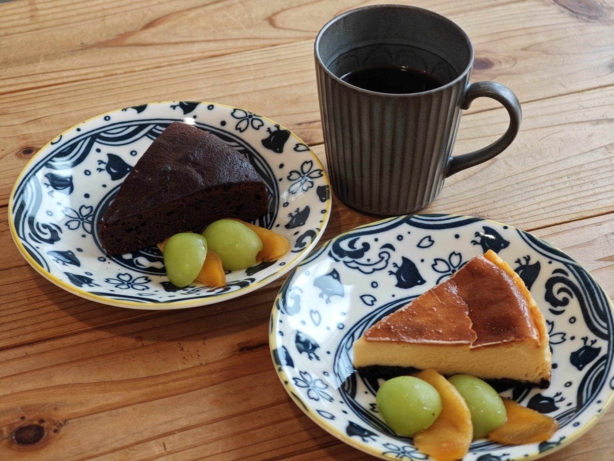 食堂KEseRAのケーキ2種とカップのドリンク