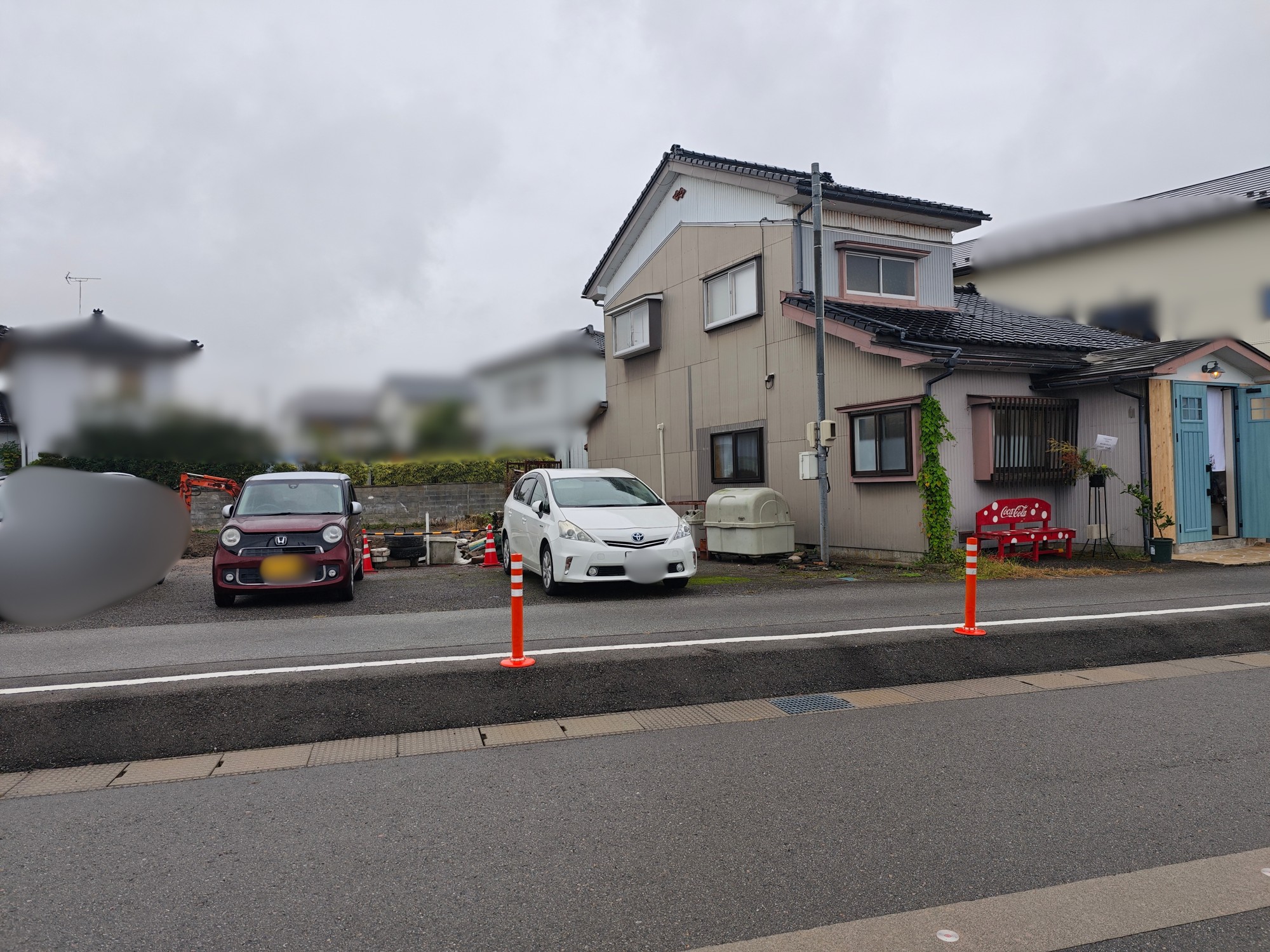 食堂KEseRAの横にある駐車スペース