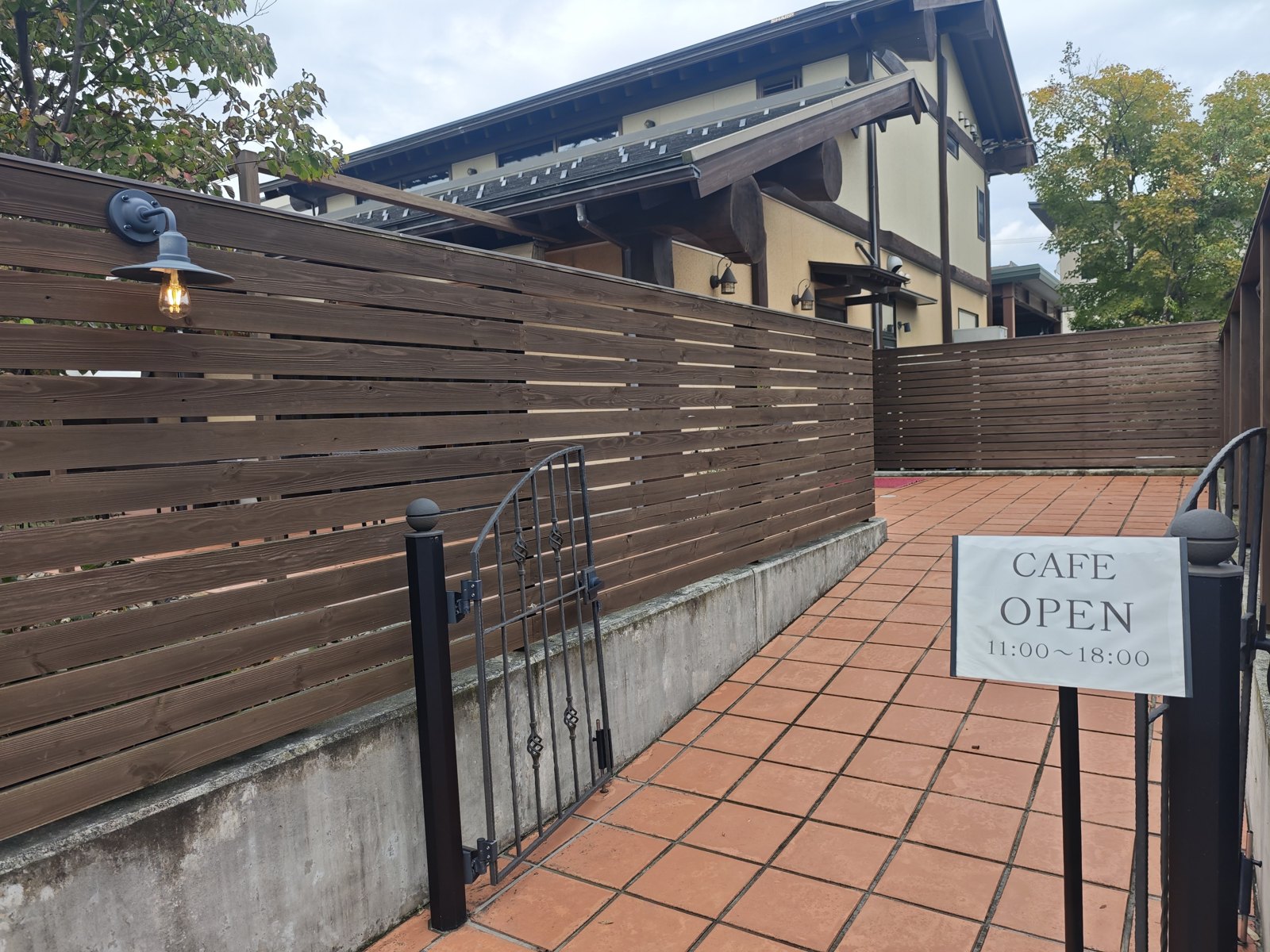 入口の門とCAFE OPENの札