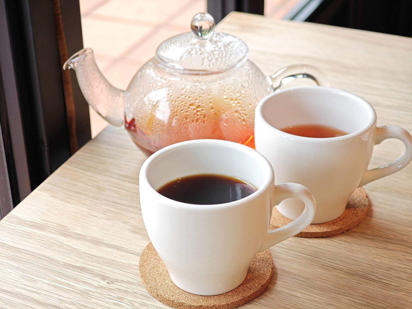 ホットコーヒーとハーブティー