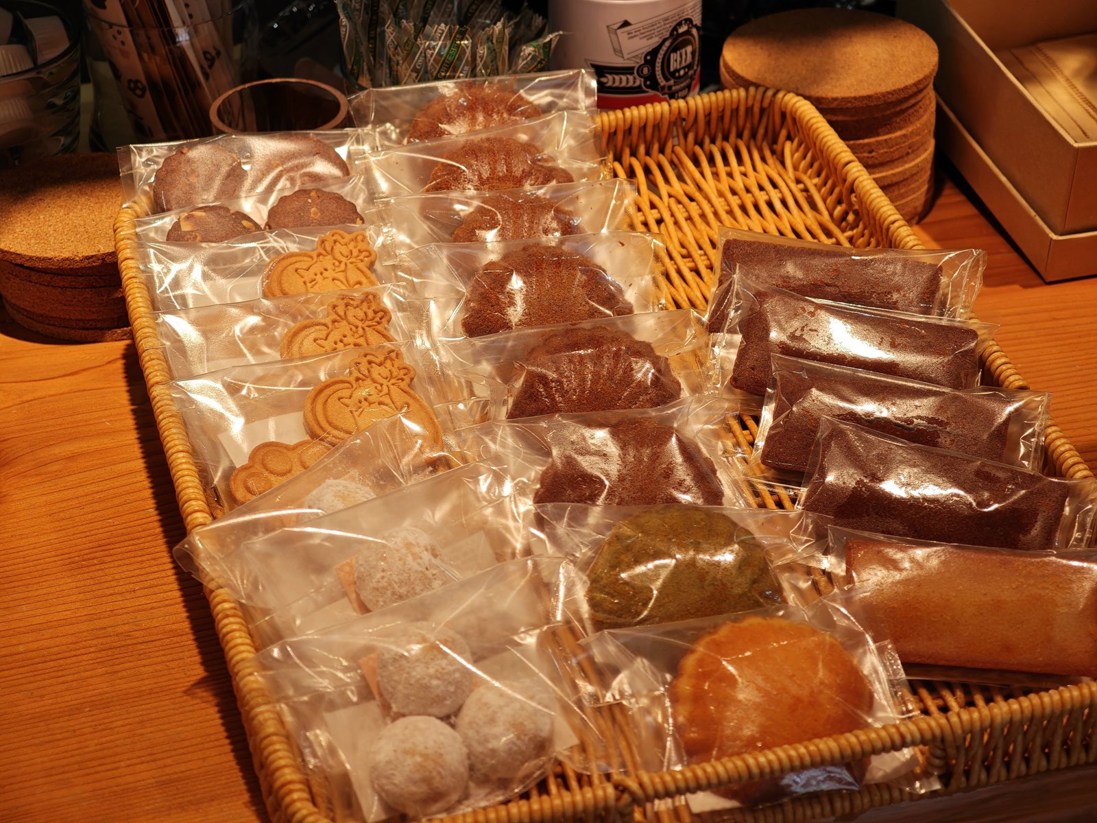 かごに並んだ千senの焼菓子