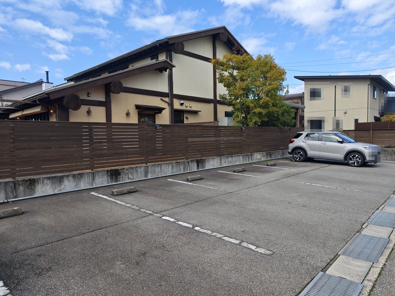 Enigmaの建物と駐車場