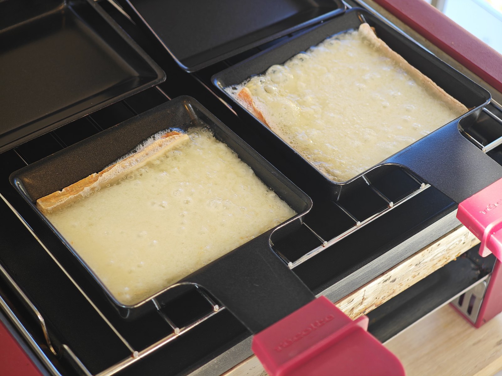 専用のグリルで溶かしているラクレットチーズ