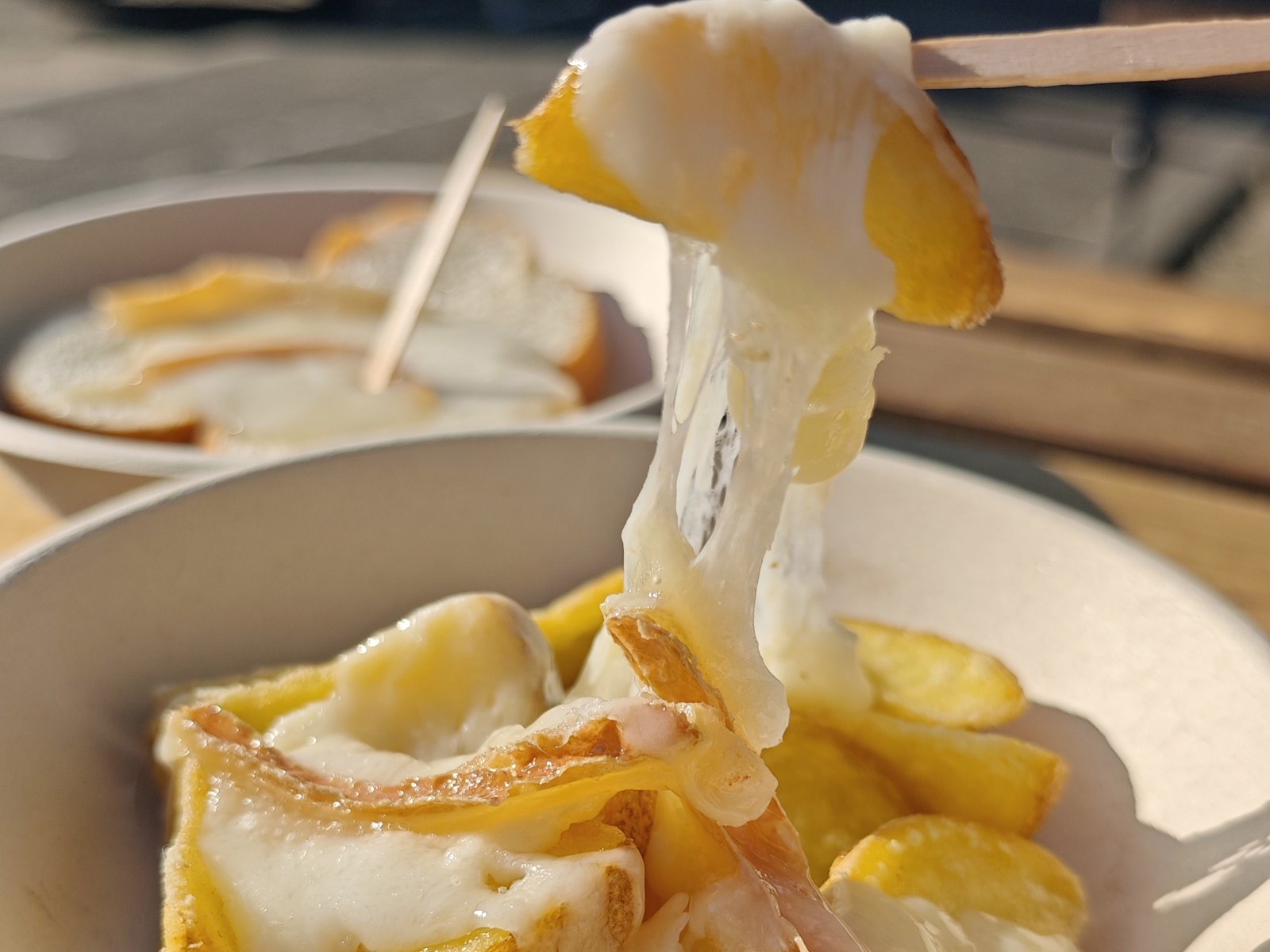 ポテトから伸びるラクレットチーズ